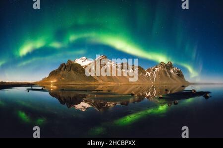 Aurora boreale sul monte Vestrahorn Foto Stock