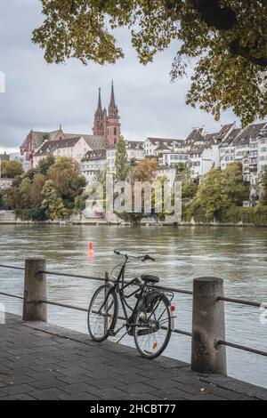 Svizzera, Basilea-Città, Basilea, bicicletta appoggiata su ringhiera del lungomare che si estende lungo il canale del Reno Foto Stock