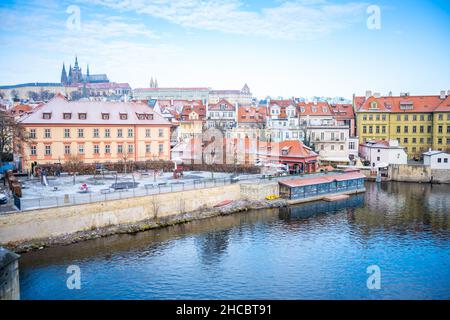 Praga, Repubblica Ceca - 26 dicembre 2021: Panorama di un castello di Praga coperto di neve, Hradcany in inverno Foto Stock