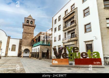 Las Palmas de Gran Canaria, Spagna - 3 dicembre 2021: Corte superiore di giustizia e Vive Vegueta segno di fronte ad esso Foto Stock