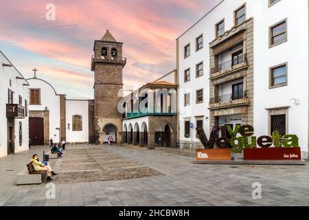 Las Palmas de Gran Canaria, Spagna - 3 dicembre 2021: Corte superiore di giustizia e Vive Vegueta segno di fronte ad esso Foto Stock