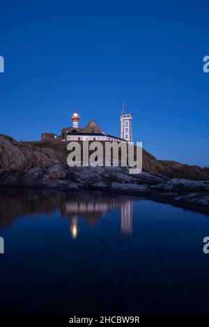 Francia, Finistere, Plougonvelin, cielo azzurro chiaro sopra il faro di Saint-Mathieu al crepuscolo Foto Stock