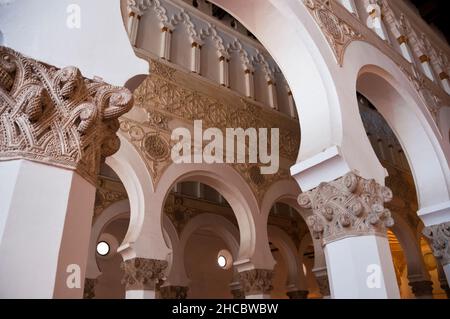 Archi moreschi a ferro di cavallo presso la sinagoga di Santa María la Blanca a Toledo, Spagna. Foto Stock