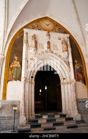 Porta gotica della Cappella di San Blas nella Cattedrale di Toledo. Foto Stock