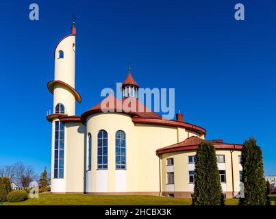 Sedziszow Malopolski, Polonia - 1 novembre 2021: Santuario modernista della Chiesa della Divina Misericordia in via Potockich a Sedziszow di Podkarpacie Foto Stock