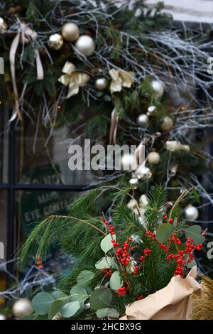 All'esterno di un negozio a Natale Foto Stock