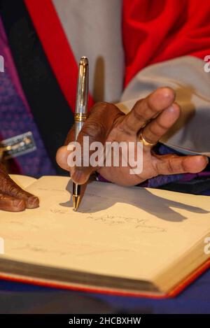 MONS. DEMOND TUTU VENERDÌ POMERIGGIO LUGLIO 15 2011WHERE HA CONSEGUITO LA LAUREA HONORIS PRESSO L'UNIVERSITÀ DI LEICESTER. Desmond Tutu, uno degli attivisti per la pace più importanti del mondo, è stato oggi laureato in onorificenza (ven). Il 79 anni è stato onorato per il suo lavoro nel campo delle relazioni razziali nella cerimonia speciale presso l'Università di Leicester. L'Arcivescovo Tutu, che ha ricevuto il Premio Nobel per la Pace nel 1984 per la sua lotta contro l'apartheid sudafricano, ha conseguito la laurea onoraria Dottore delle lettere. "Non ci può essere un modello di ruolo più grande per il nostro g Foto Stock