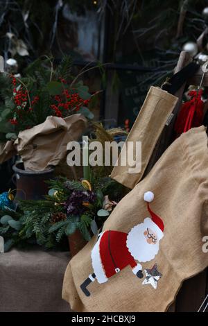 All'esterno di un negozio a Natale Foto Stock