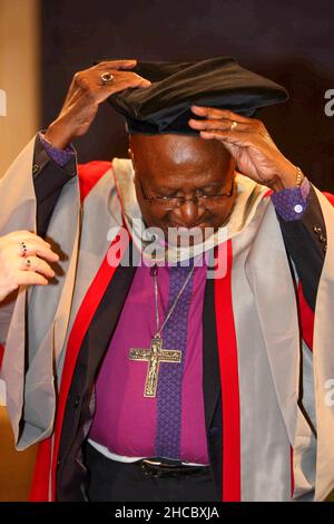 MONS. DEMOND TUTU VENERDÌ POMERIGGIO LUGLIO 15 2011WHERE HA CONSEGUITO LA LAUREA HONORIS PRESSO L'UNIVERSITÀ DI LEICESTER. Desmond Tutu, uno degli attivisti per la pace più importanti del mondo, è stato oggi laureato in onorificenza (ven). Il 79 anni è stato onorato per il suo lavoro nel campo delle relazioni razziali nella cerimonia speciale presso l'Università di Leicester. L'Arcivescovo Tutu, che ha ricevuto il Premio Nobel per la Pace nel 1984 per la sua lotta contro l'apartheid sudafricano, ha conseguito la laurea onoraria Dottore delle lettere. "Non ci può essere un modello di ruolo più grande per il nostro g Foto Stock