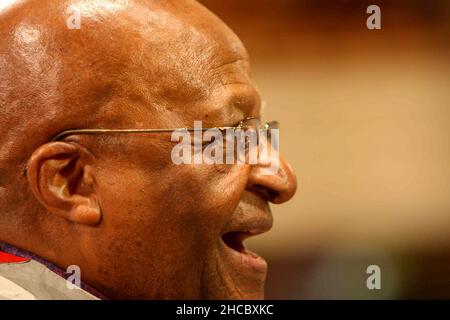 MONS. DEMOND TUTU VENERDÌ POMERIGGIO LUGLIO 15 2011WHERE HA CONSEGUITO LA LAUREA HONORIS PRESSO L'UNIVERSITÀ DI LEICESTER. Desmond Tutu, uno degli attivisti per la pace più importanti del mondo, è stato oggi laureato in onorificenza (ven). Il 79 anni è stato onorato per il suo lavoro nel campo delle relazioni razziali nella cerimonia speciale presso l'Università di Leicester. L'Arcivescovo Tutu, che ha ricevuto il Premio Nobel per la Pace nel 1984 per la sua lotta contro l'apartheid sudafricano, ha conseguito la laurea onoraria Dottore delle lettere. "Non ci può essere un modello di ruolo più grande per il nostro g Foto Stock