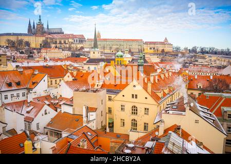 Panorama di un castello di Praga coperto di neve, Hradcany in inverno Foto Stock