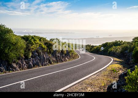La strada panoramica attraverso il Parco Naturale di Arrabida con la vista sulla baia di Setubal, Portogallo centrale Foto Stock