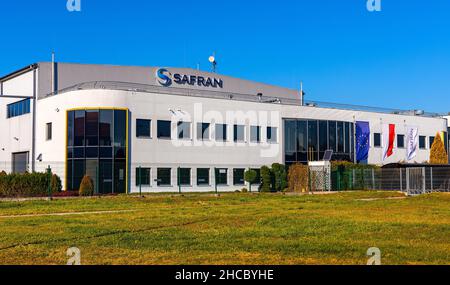 Sedziszow Malopolski, Polonia - 1 novembre 2021: Stabilimento di produzione Safran Transmission Systems a Kroczki e allo svincolo stradale Borkowska Foto Stock