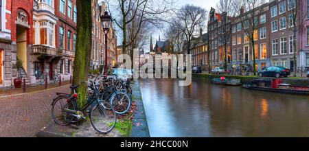 Panorama del canale di Amsterdam Leidsegracht con case e ponti tipici olandesi, Olanda, Paesi Bassi Foto Stock