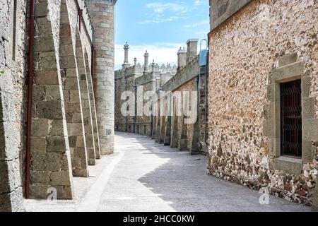Uno stretto passaggio lungo il Palazzo Shuvalov nel Castello di Vorontsov nella Crimea Foto Stock