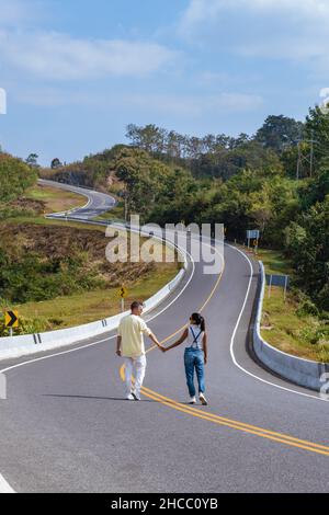 Strada nr 3 in Nan Thailandia country Road vista posteriore. Numero tre di strada tra le montagne a Nan, Thailandia. Uomo di coppia e donna in vacanza a Nan Thailandia Foto Stock