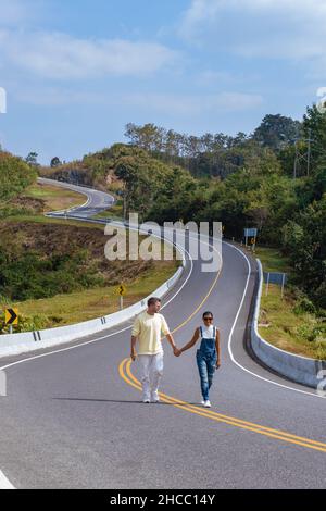 Strada nr 3 in Nan Thailandia country Road vista posteriore. Numero tre di strada tra le montagne a Nan, Thailandia. Uomo di coppia e donna in vacanza a Nan Thailandia Foto Stock