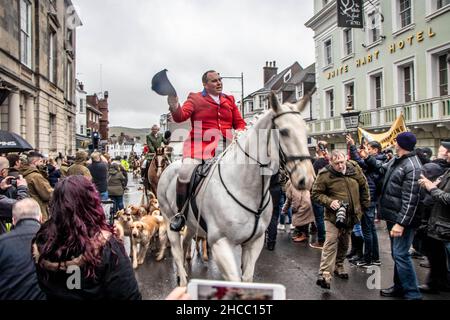 Lewes, Regno Unito. 25th Dic 2021. Centinaia di manifestanti hanno affrontato un gruppo di cacciatori che hanno partecipato a una sfilata annuale. Ogni anno, i cavalieri di Southdown e Eridge Foxhounds sfilano attraverso il centro di Lewes. I piloti affermano che sono solo caccia al trascinamento. Questa mattina, centinaia di manifestanti anti anti-caccia si sono schierati lungo la strada principale della città per dimostrare contro la brigata che si è fatta strada a cavallo. Credit: @Dmoonuk/Alamy Live News Foto Stock