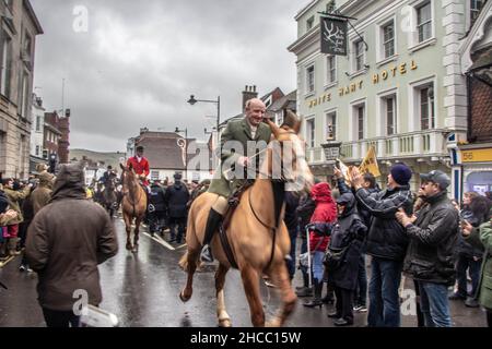 Lewes, Regno Unito. 25th Dic 2021. Centinaia di manifestanti hanno affrontato un gruppo di cacciatori che hanno partecipato a una sfilata annuale. Ogni anno, i cavalieri di Southdown e Eridge Foxhounds sfilano attraverso il centro di Lewes. I piloti affermano che sono solo caccia al trascinamento. Questa mattina, centinaia di manifestanti anti anti-caccia si sono schierati lungo la strada principale della città per dimostrare contro la brigata che si è fatta strada a cavallo. Credit: @Dmoonuk/Alamy Live News Foto Stock