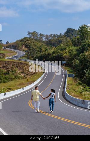 Strada nr 3 in Nan Thailandia country Road vista posteriore. Numero tre di strada tra le montagne a Nan, Thailandia. Uomo di coppia e donna in vacanza a Nan Thailandia Foto Stock