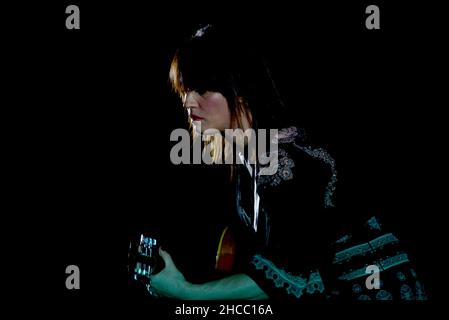 Roma, Italia. 26th Dic 2021. Carmen Consoli, cantante e cantautore durante Carmen Consoli in tour con il suo nuovo album 'Volevo fare la rockstar', cantante italiana Music Concert a Roma, Italia, Dicembre 26 2021 Credit: Independent Photo Agency/Alamy Live News Foto Stock