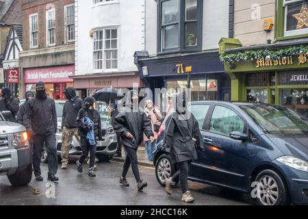 Lewes, Regno Unito. 25th Dic 2021. Centinaia di manifestanti hanno affrontato un gruppo di cacciatori che hanno partecipato a una sfilata annuale. Ogni anno, i cavalieri di Southdown e Eridge Foxhounds sfilano attraverso il centro di Lewes. I piloti affermano che sono solo caccia al trascinamento. Questa mattina, centinaia di manifestanti anti anti-caccia si sono schierati lungo la strada principale della città per dimostrare contro la brigata che si è fatta strada a cavallo. Credit: @Dmoonuk/Alamy Live News Foto Stock