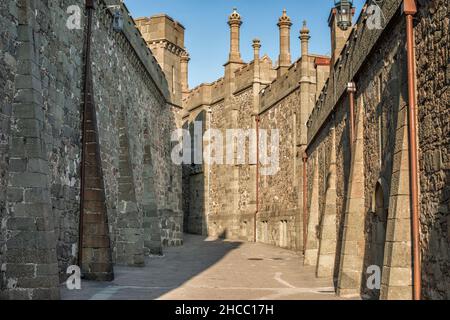 Passaggio lungo l'edificio Shuvalov nel castello di Vorontsov nella Crimea Foto Stock