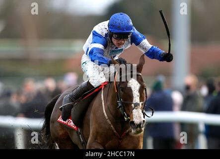 Emmpressive Lady indescita dal jockey Sean Houlihan sulla strada per vincere il Play Ladbrokes 5-A-side su handicap Mares di calcio durante il giorno della caccia alle orchidee nel deserto del Ladbrokes Christmas Festival a Kempton Park. Data foto: Lunedì 27 dicembre 2021. Foto Stock