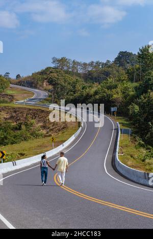 Strada nr 3 in Nan Thailandia country Road vista posteriore. Numero tre di strada tra le montagne a Nan, Thailandia. Uomo di coppia e donna in vacanza a Nan Thailandia Foto Stock