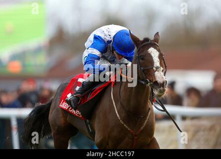 Emmpressive Lady indescita dal jockey Sean Houlihan sulla strada per vincere il Play Ladbrokes 5-A-side su handicap Mares di calcio durante il giorno della caccia alle orchidee nel deserto del Ladbrokes Christmas Festival a Kempton Park. Data foto: Lunedì 27 dicembre 2021. Foto Stock