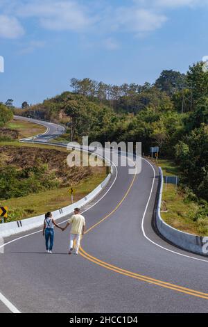 Strada nr 3 in Nan Thailandia country Road vista posteriore. Numero tre di strada tra le montagne a Nan, Thailandia. Uomo di coppia e donna in vacanza a Nan Thailandia Foto Stock