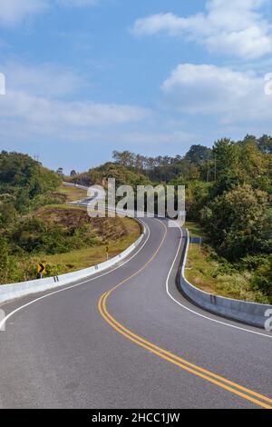 Strada nr 3 in Nan Thailandia country Road vista posteriore. Numero tre di strada tra le montagne a Nan, Thailandia. Foto di alta qualità Foto Stock