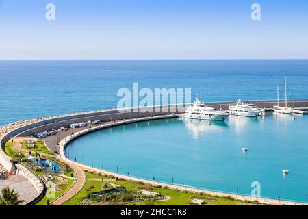 Ventimiglia, Italia - Circa Agosto 2021: Cala del Forte è una splendida, nuovissima e all'avanguardia marina situata a Ventimiglia, Italia, a soli 15 minuti Foto Stock