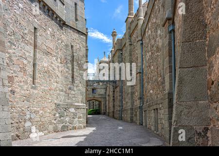 Lo stretto passaggio interno lungo l'edificio Shuvalov nel castello di Vorontsov nella Crimea Foto Stock