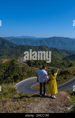 Strada nr 3 in Nan Thailandia country Road vista posteriore. Numero tre di strada tra le montagne a Nan, Thailandia. Uomo di coppia e donna in vacanza a Nan Thailandia Foto Stock