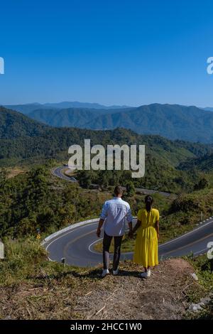 Strada nr 3 in Nan Thailandia country Road vista posteriore. Numero tre di strada tra le montagne a Nan, Thailandia. Uomo di coppia e donna in vacanza a Nan Thailandia Foto Stock