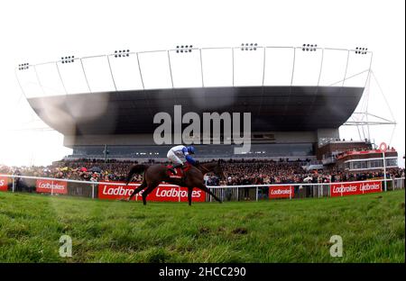 Emmpressive Lady indescita dal jockey Sean Houlihan vince il Play Ladbrokes 5-A-side su handicap Mares' Football durante il Desert Orchid Chase Day del Ladbrokes Christmas Festival al Kempton Park. Data foto: Lunedì 27 dicembre 2021. Foto Stock