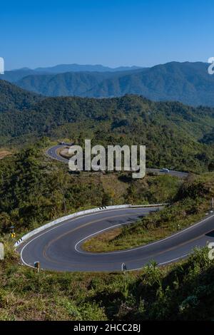 Strada nr 3 in Nan Thailandia country Road vista posteriore. Numero tre di strada tra le montagne a Nan, Thailandia. Foto di alta qualità Foto Stock