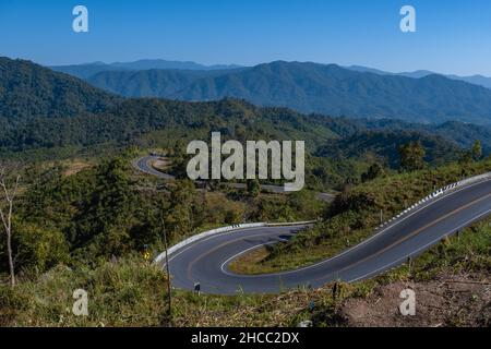 Strada nr 3 in Nan Thailandia country Road vista posteriore. Numero tre di strada tra le montagne a Nan, Thailandia. Foto di alta qualità Foto Stock