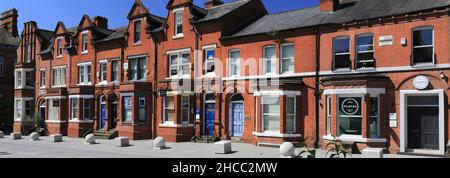 Architettura lungo Palmyra Street, Queens Gardens, Warrington Town, Cheshire, Inghilterra, REGNO UNITO Foto Stock