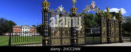 Golden Gates, Municipio e giardini, Warrington Town, Cheshire, Inghilterra, Regno Unito Foto Stock