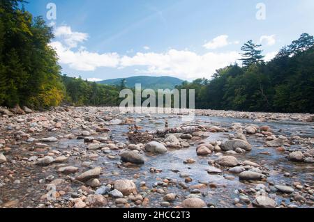 Il roccioso East Branch Pemigewasset River a livermore, New hampshire, in una giornata di sole. Foto Stock