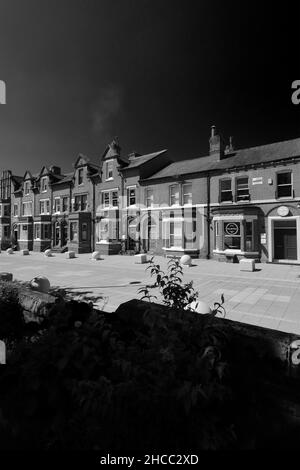 Architettura lungo Palmyra Street, Queens Gardens, Warrington Town, Cheshire, Inghilterra, REGNO UNITO Foto Stock