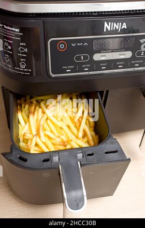 Patatine fritte in friggitrice Ninja. uk Foto Stock