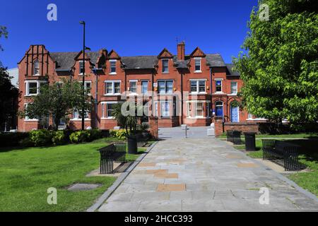 Architettura lungo Palmyra Street, Queens Gardens, Warrington Town, Cheshire, Inghilterra, REGNO UNITO Foto Stock