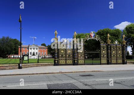 Golden Gates, Municipio e giardini, Warrington Town, Cheshire, Inghilterra, Regno Unito Foto Stock