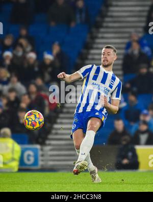 Adam Webster di Brighton durante la partita della Premier League tra Brighton e Hove Albion e Brentford all'American Express Community Stadium , Brighton, Regno Unito - 26th dicembre 2021 Foto Simon Dack/Telephoto Images - solo per uso editoriale. Nessun merchandising. Per le immagini di calcio si applicano le restrizioni di fa e Premier League inc. Nessun utilizzo di Internet/cellulare senza licenza FAPL - per i dettagli contattare Football Dataco Foto Stock