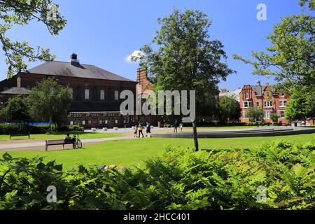 Vista estiva sui Queens Gardens, Warrington Town, Cheshire, Inghilterra, Regno Unito Foto Stock