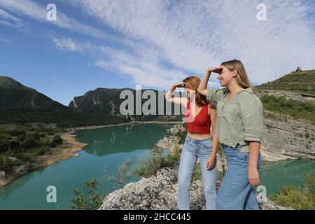 Due amici che cercano in un bel lago durante le vacanze estive Foto Stock