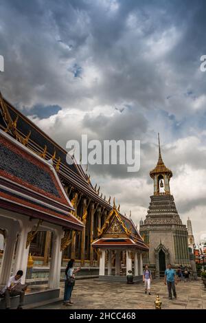 Tempio del Buddha di Smeraldo (Wat Phra Kaew), tempio buddista di 250 anni all'interno del complesso di templi del Grand Palace, Bangkok, Thailandia Foto Stock